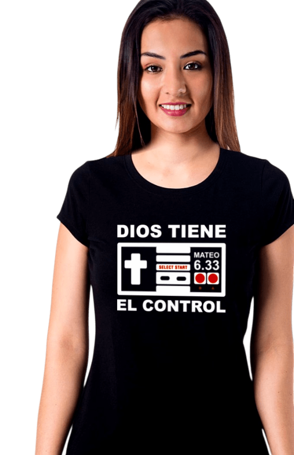 Camiseta Cristiana "Dios tiene el control"