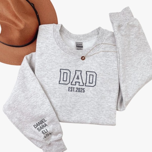 SUDADERA BORDADA “DAD – EST. 2025” con nombres